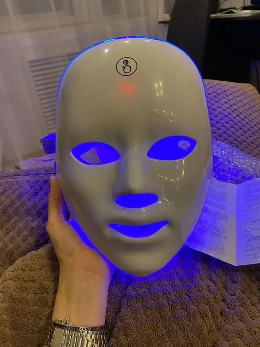 Rides, acné, taches, pores : quelle couleur LED choisir selon votre problème de peau ?